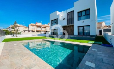 Chalet independiente - New Build - Torrevieja -
                Calle Áncora