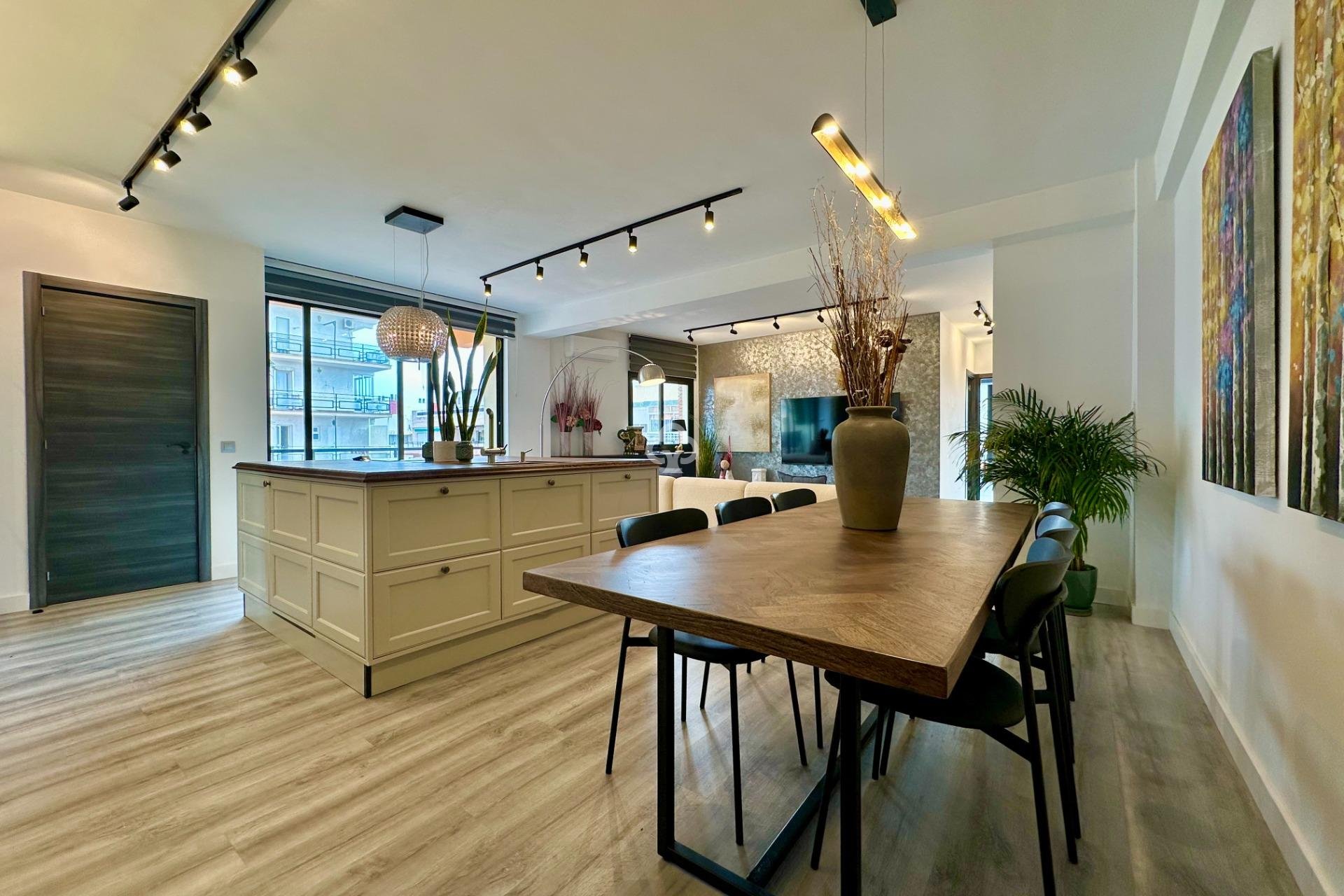 Jälleenmyynti - Huoneisto -
Fuengirola - 1ª Línea de playa