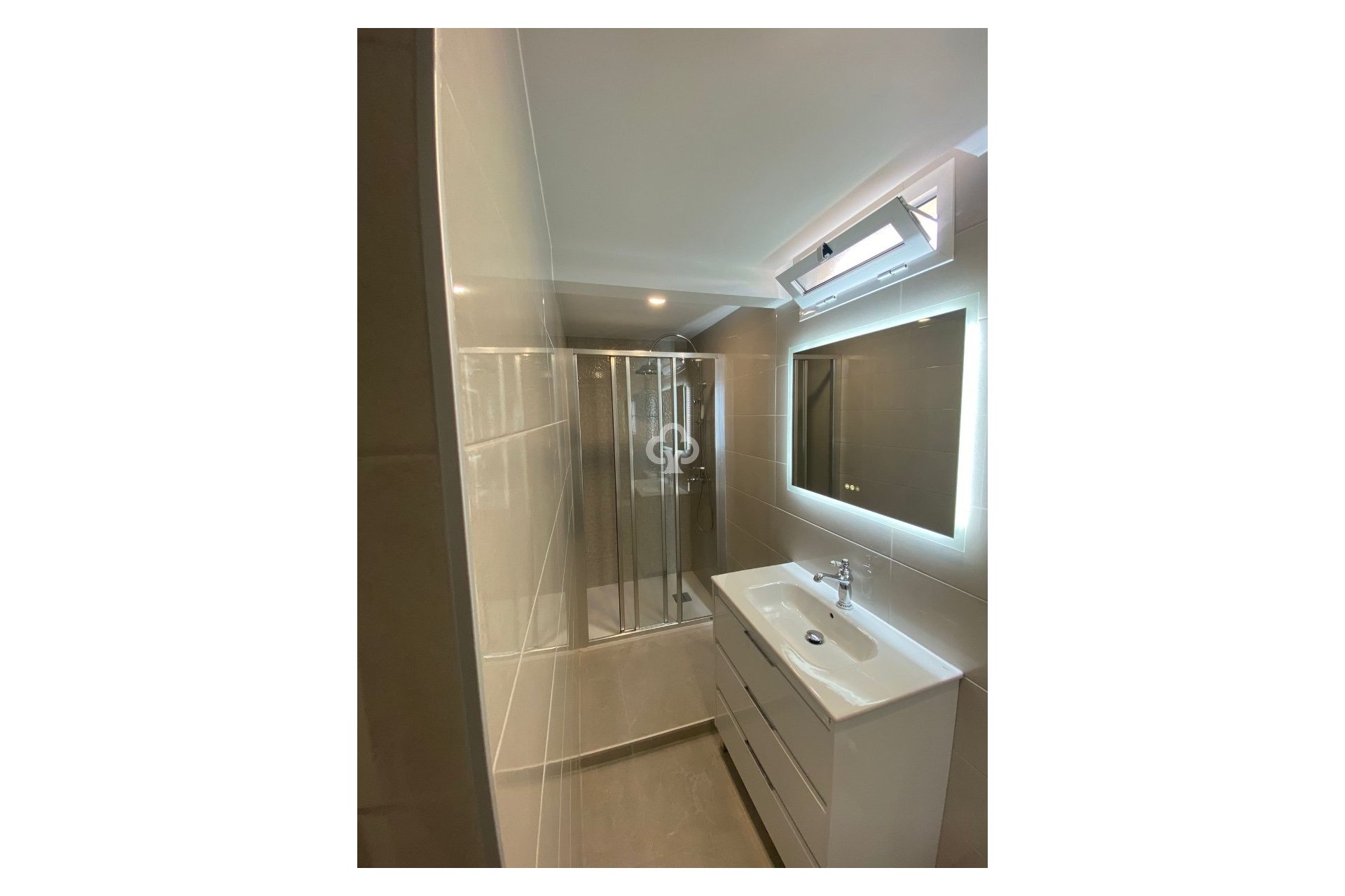 Jälleenmyynti - Kattohuoneisto -
Torrevieja - 03182, Calle Gumersindo