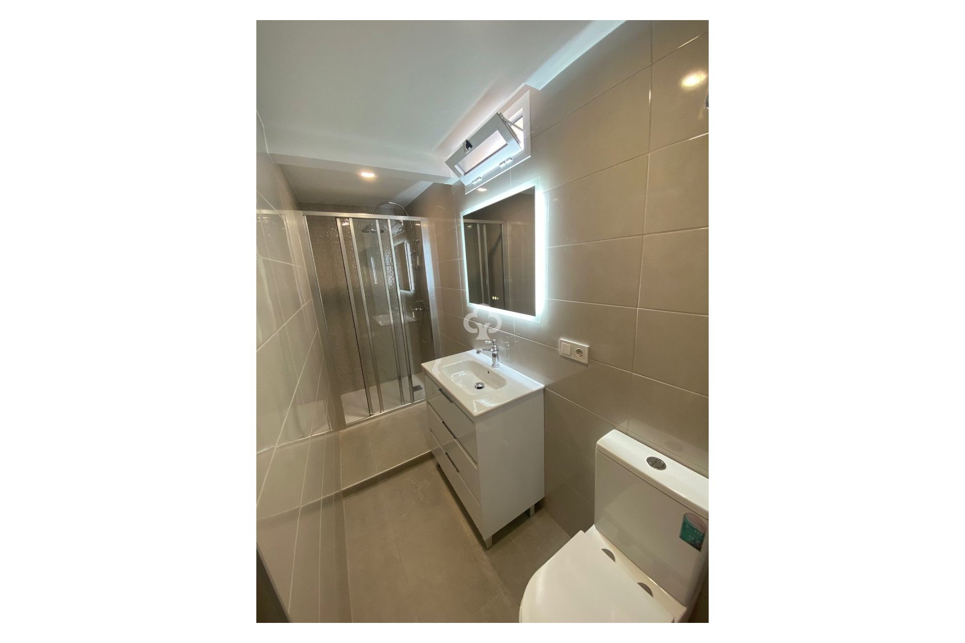 Jälleenmyynti - Kattohuoneisto -
Torrevieja - 03182, Calle Gumersindo