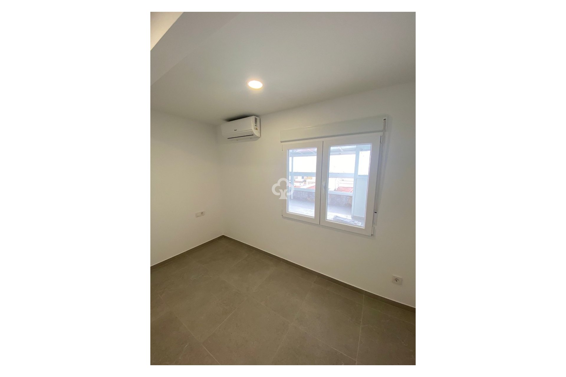 Jälleenmyynti - Kattohuoneisto -
Torrevieja - 03182, Calle Gumersindo