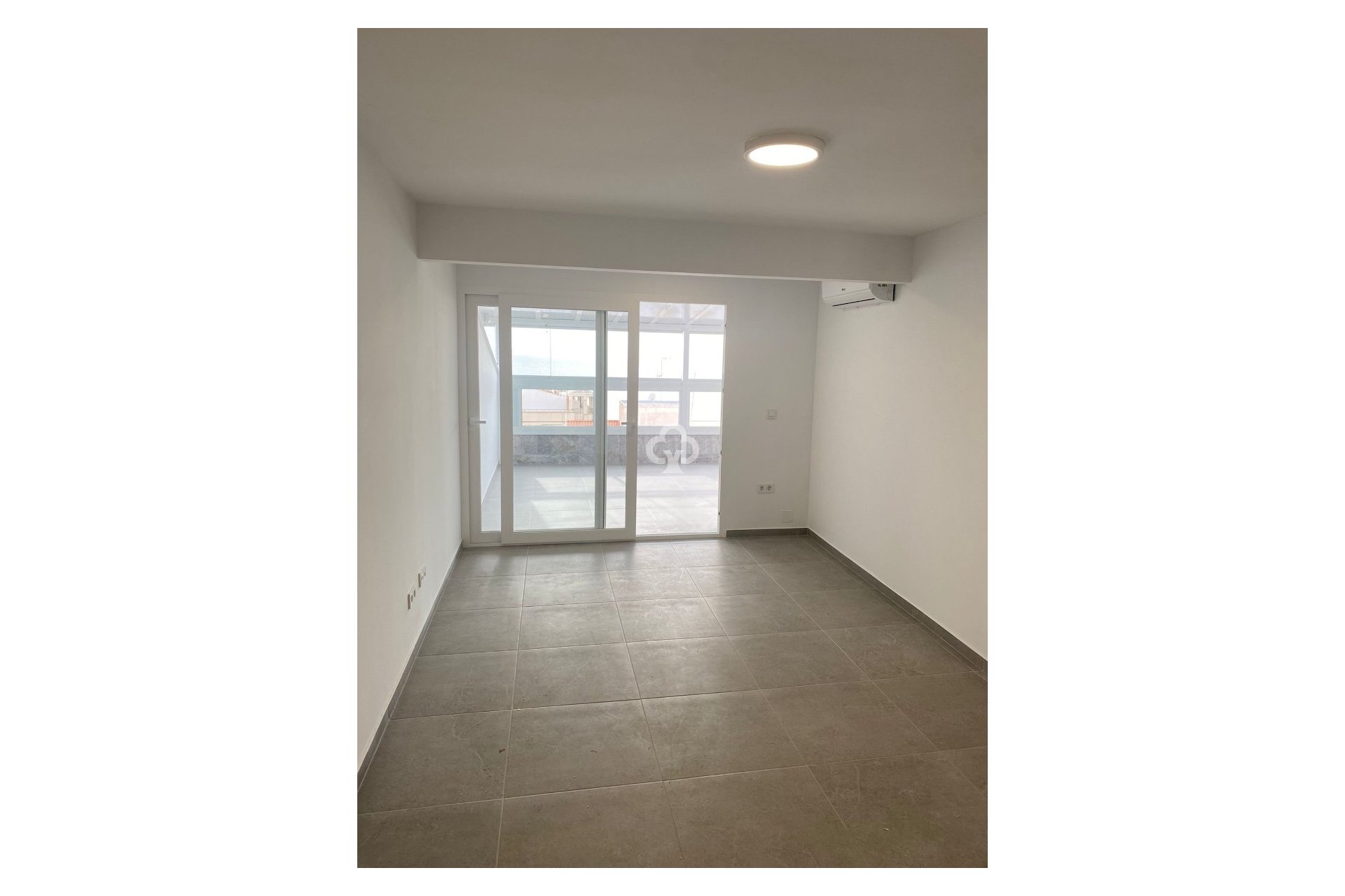 Jälleenmyynti - Kattohuoneisto -
Torrevieja - 03182, Calle Gumersindo