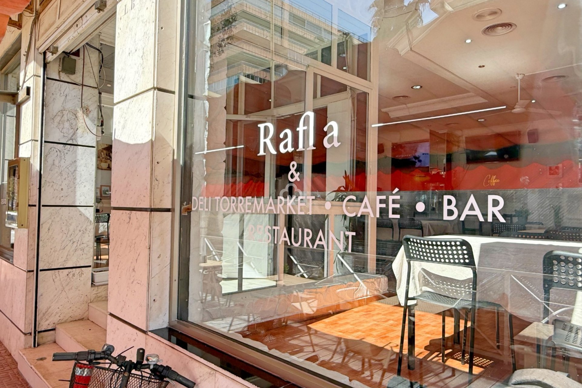 Jälleenmyynti - Liiketoiminta -
Torrevieja - El Acequión - Los Náufragos