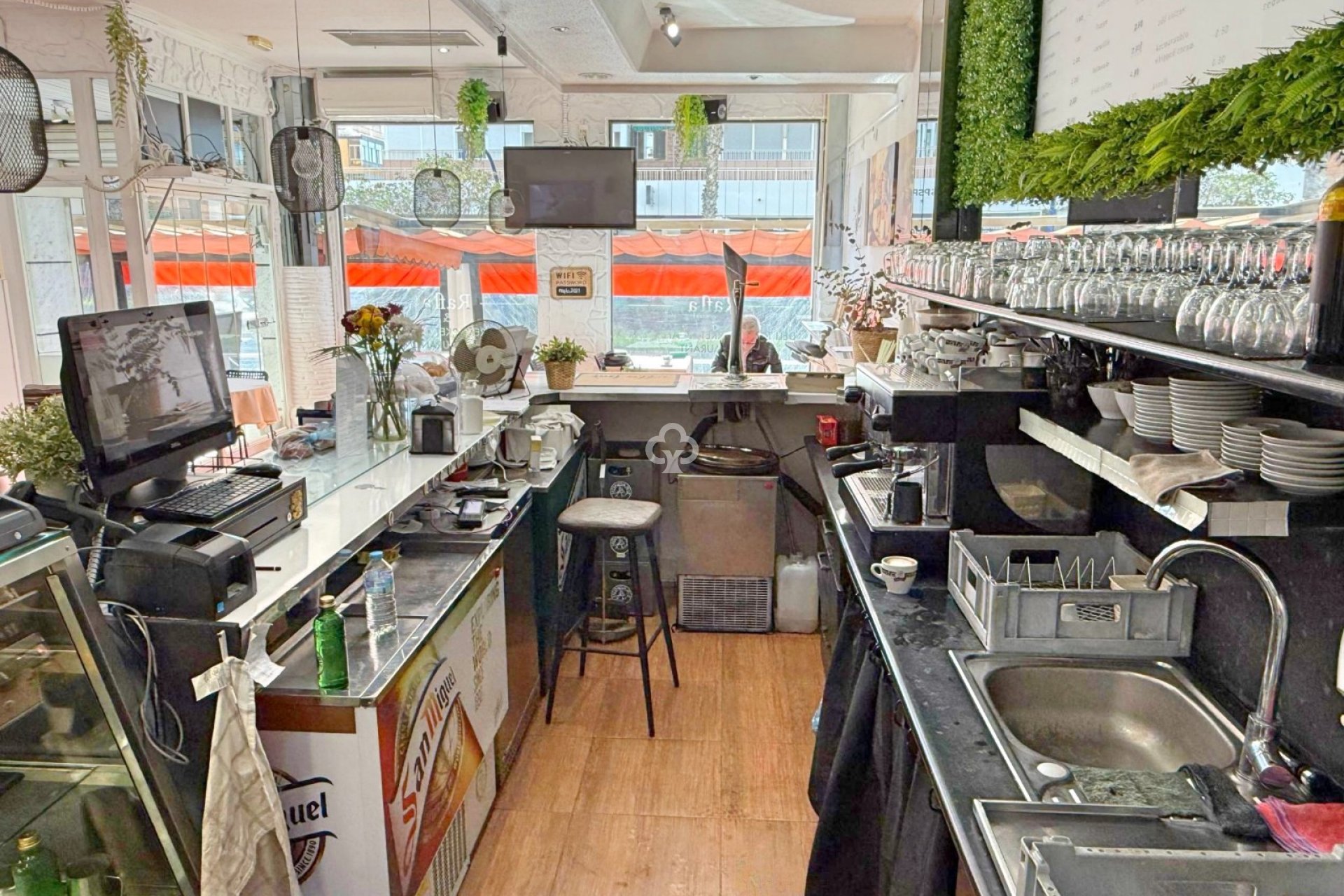 Jälleenmyynti - Liiketoiminta -
Torrevieja - El Acequión - Los Náufragos