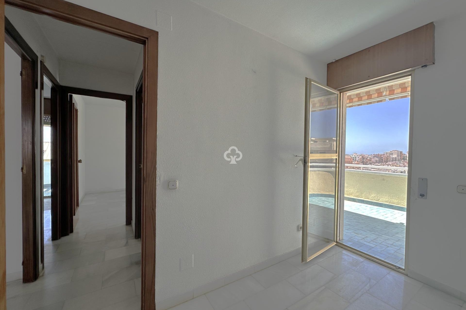Jälleenmyynti - Piso -
Fuengirola - Puerto Deportivo