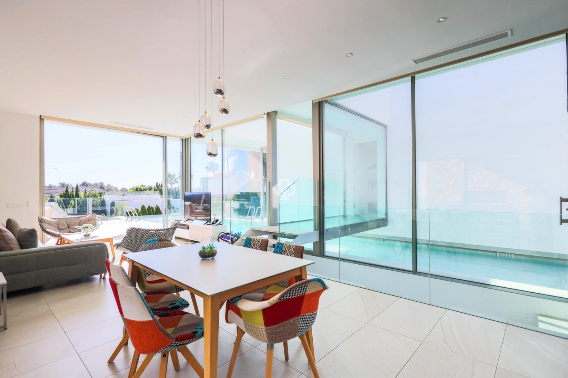 Jälleenmyynti - Villa -
Orihuela - 03189