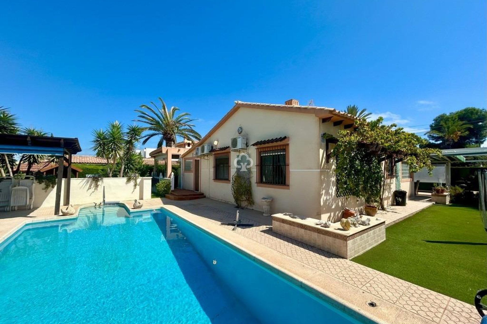 Jälleenmyynti - Villa -
Orihuela Costa - Aguamarina