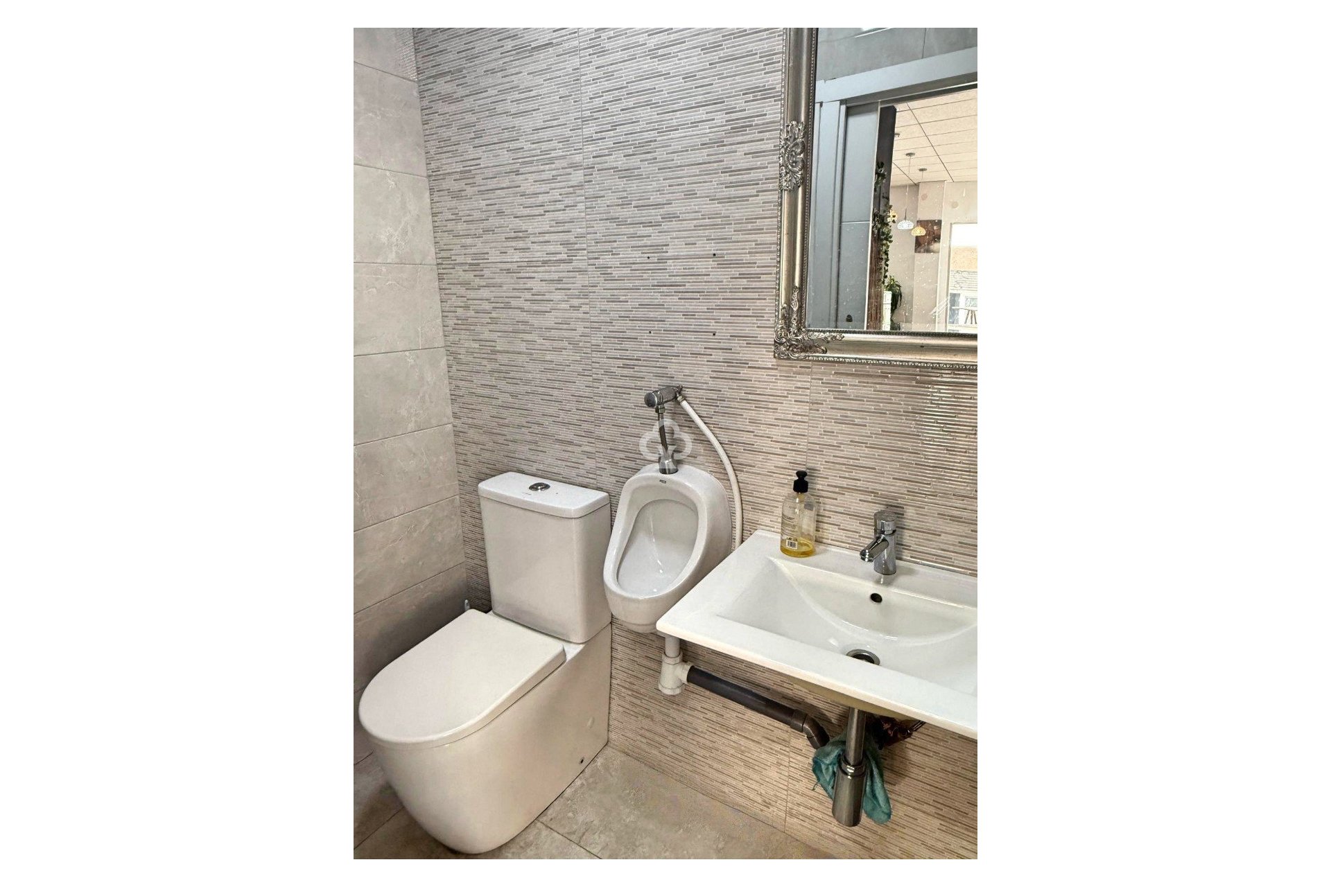 Liiketoimintakauppa, vuokraoikeuden siirto - Liiketila -
Torrevieja - Playa de los Locos