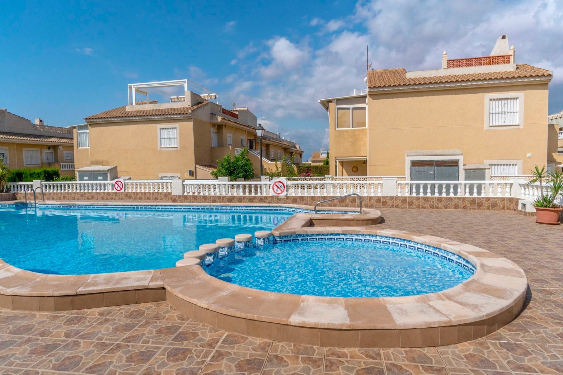 Resale - Bungalow -
Torrevieja - Nueva Torrevieja - Aguas Nuevas