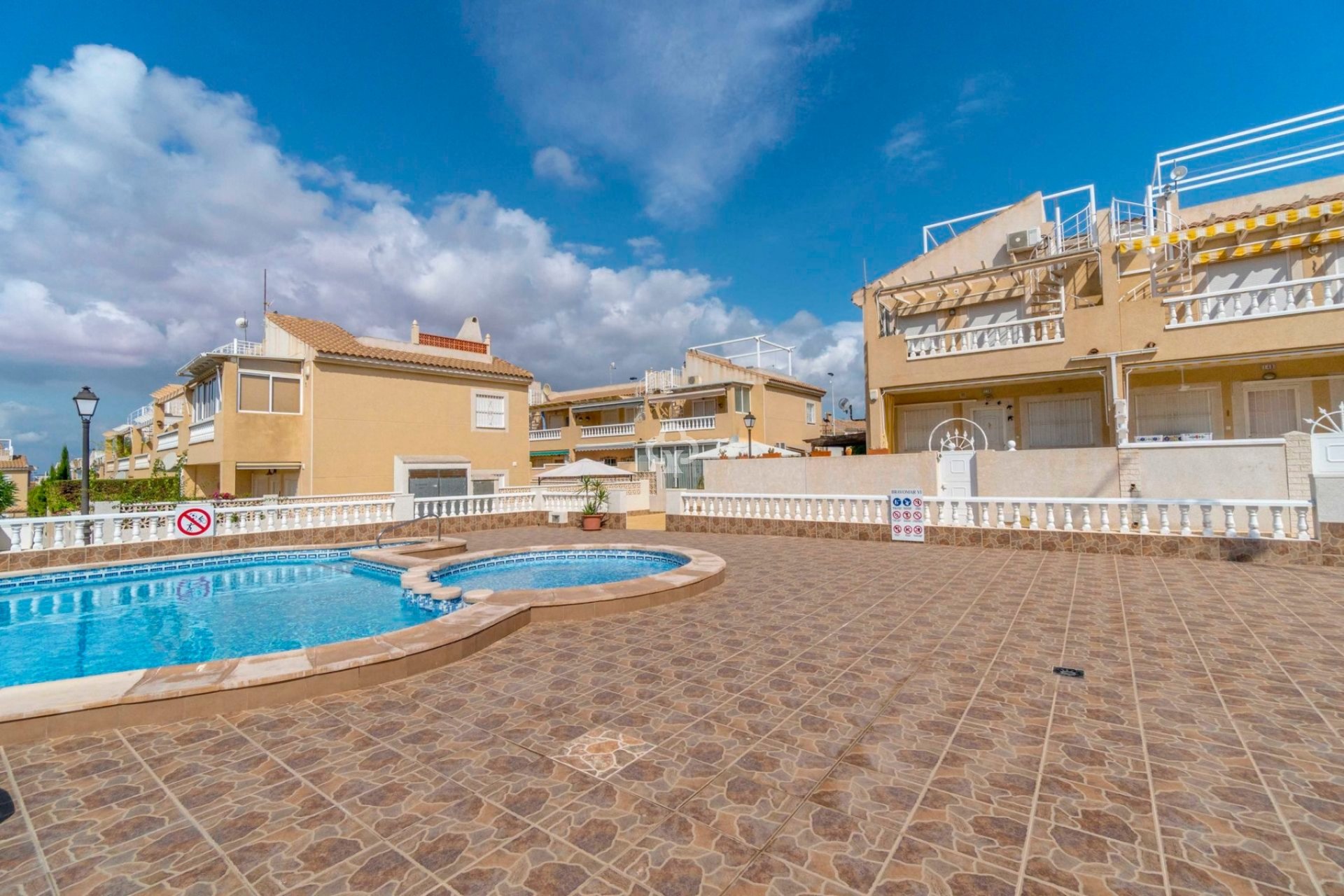 Resale - Bungalow -
Torrevieja - Nueva Torrevieja - Aguas Nuevas