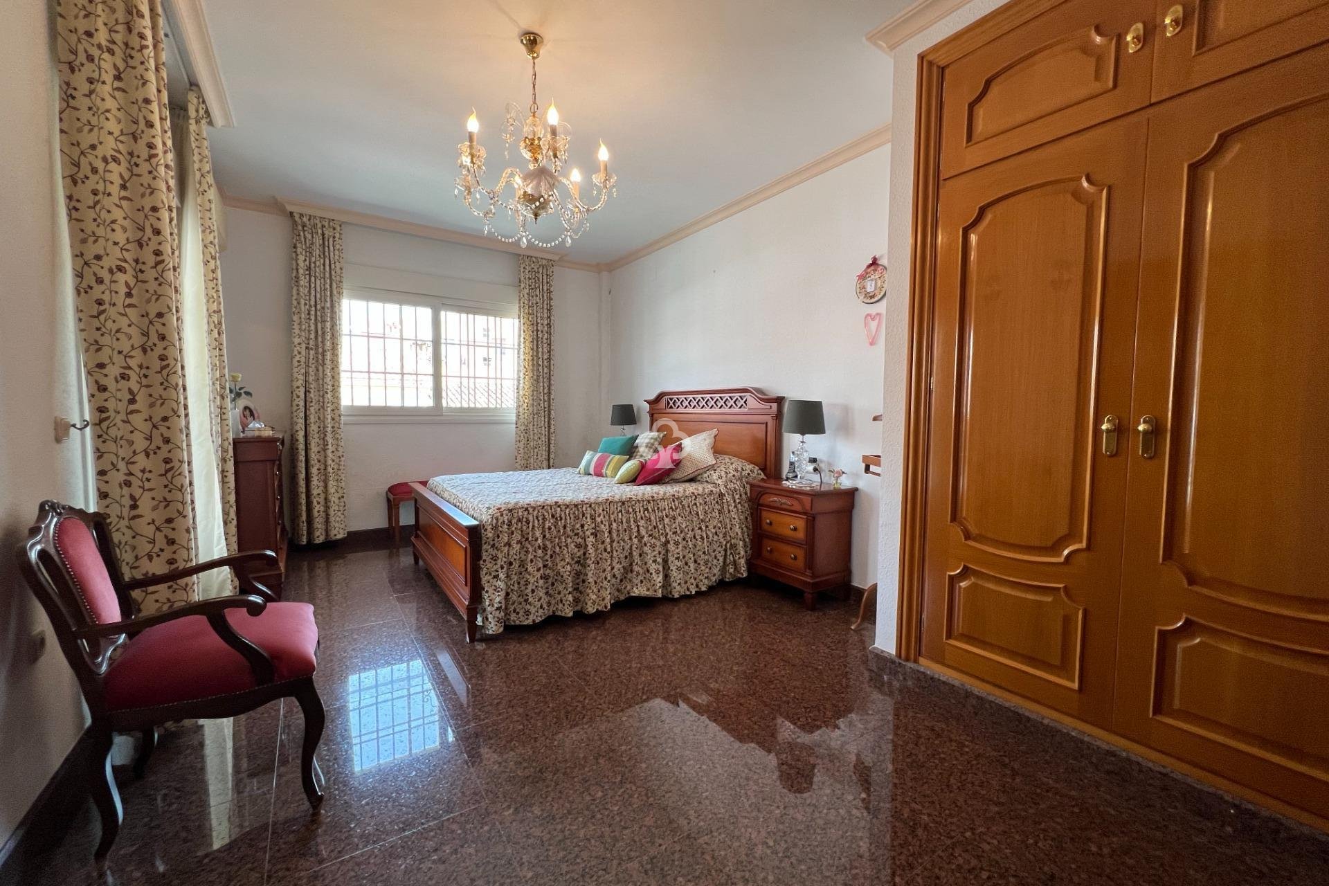 Resale - Chalet -
Fuengirola - Centro