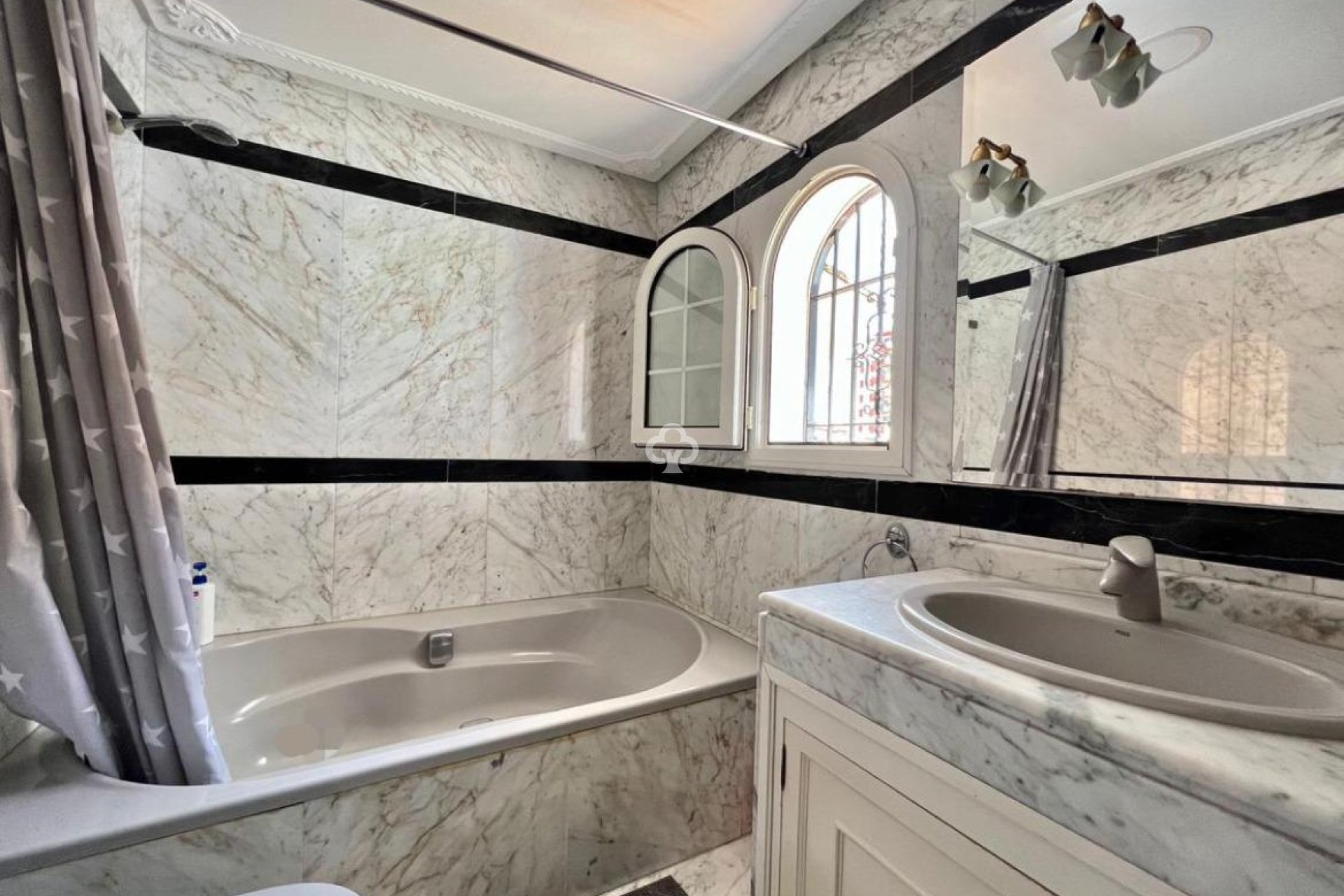 Resale - Chalet -
Fuengirola - Centro