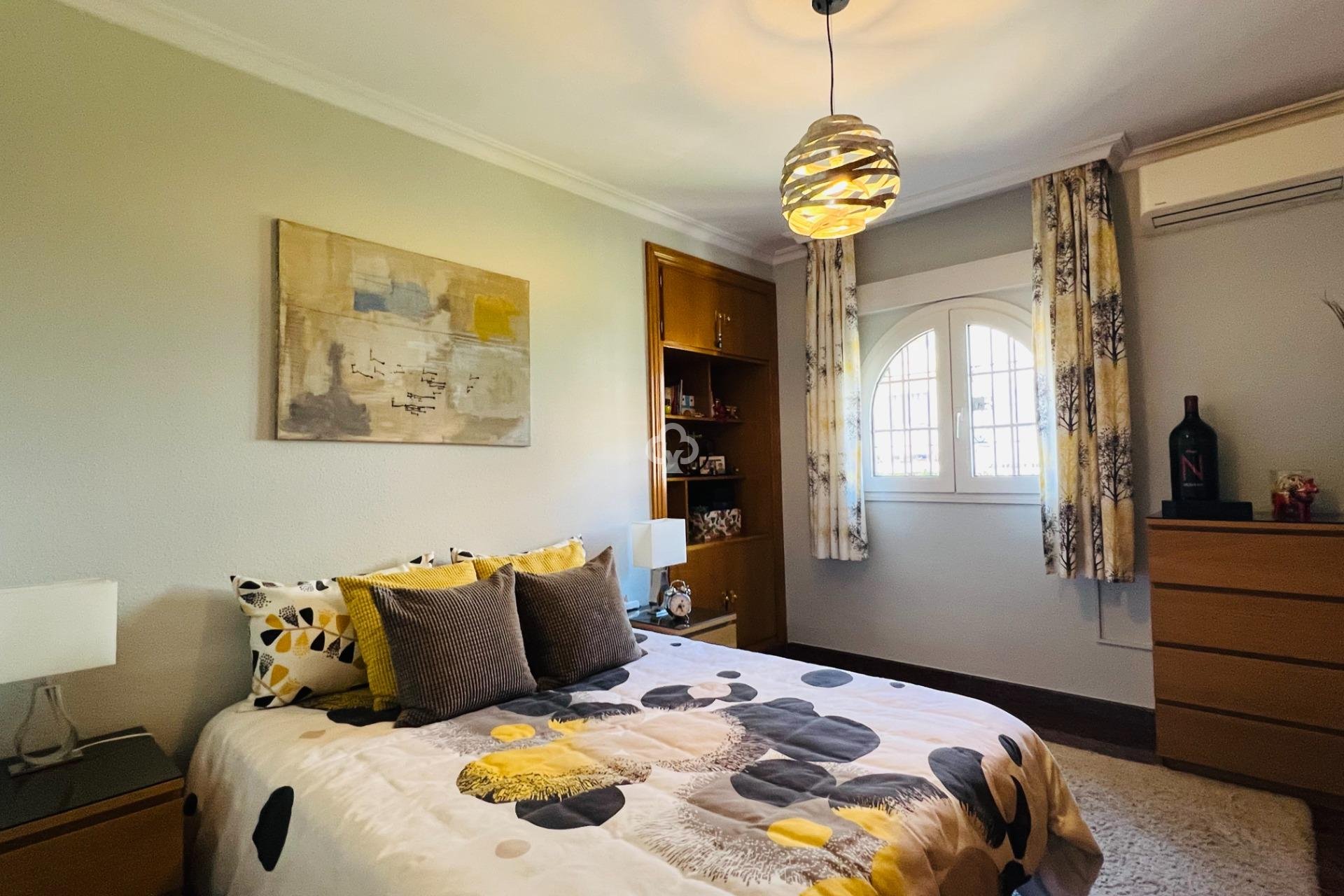 Resale - Chalet -
Fuengirola - Centro