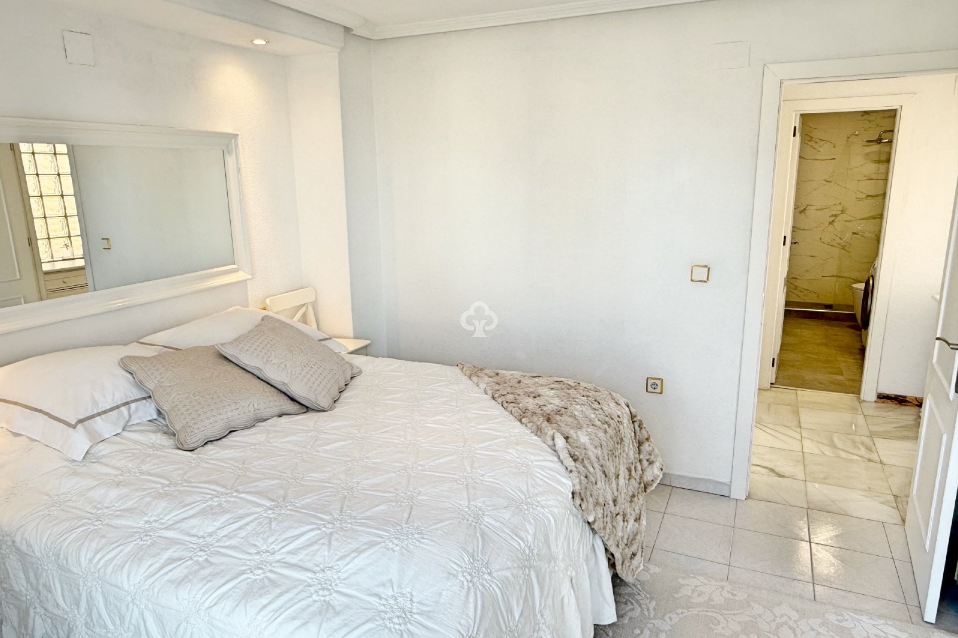 Resale - Chalet -
Guardamar del Segura - Urbanizaciones