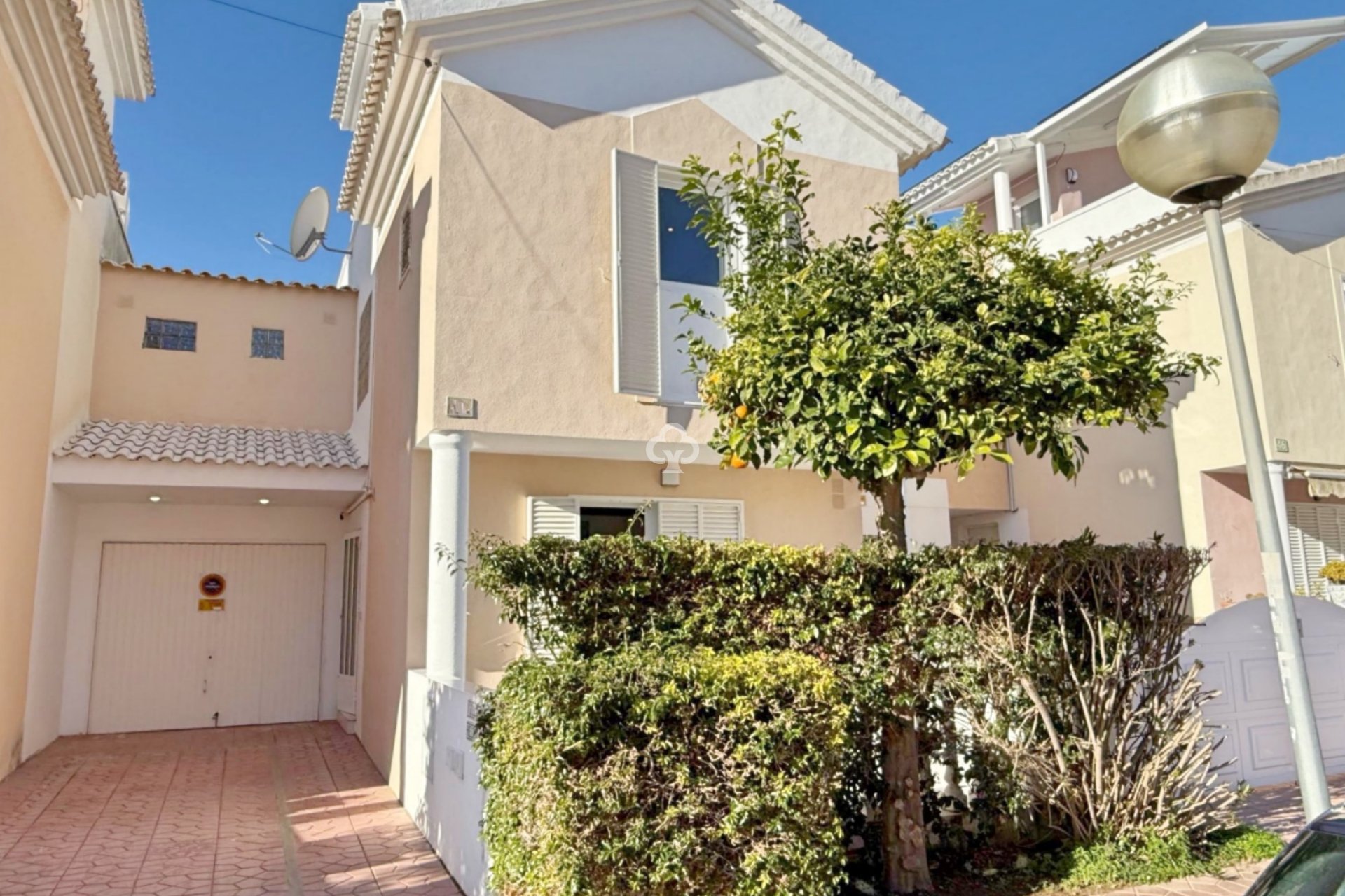 Resale - Chalet -
Guardamar del Segura - Urbanizaciones