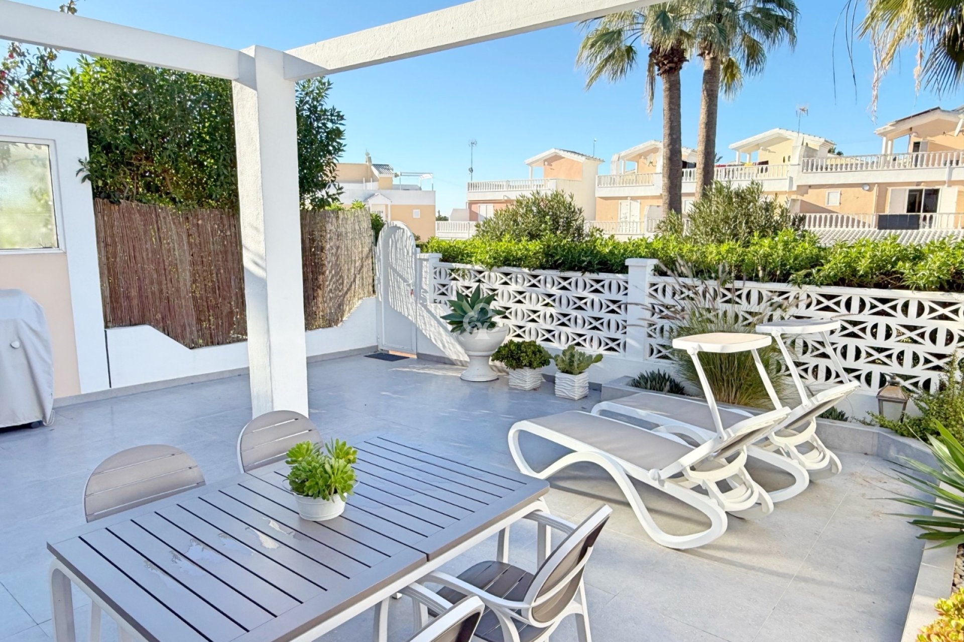 Resale - Chalet -
Guardamar del Segura - Urbanizaciones