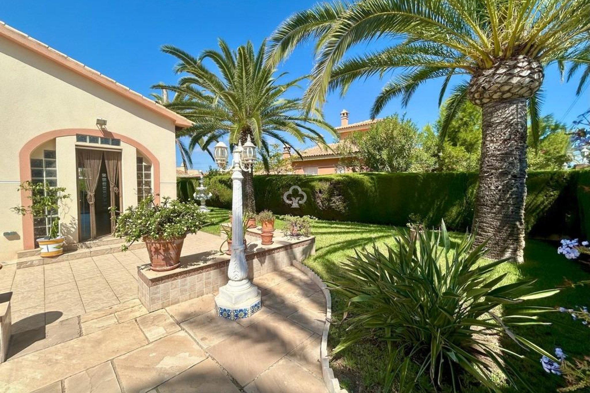 Resale - Villa -
Orihuela Costa - Aguamarina