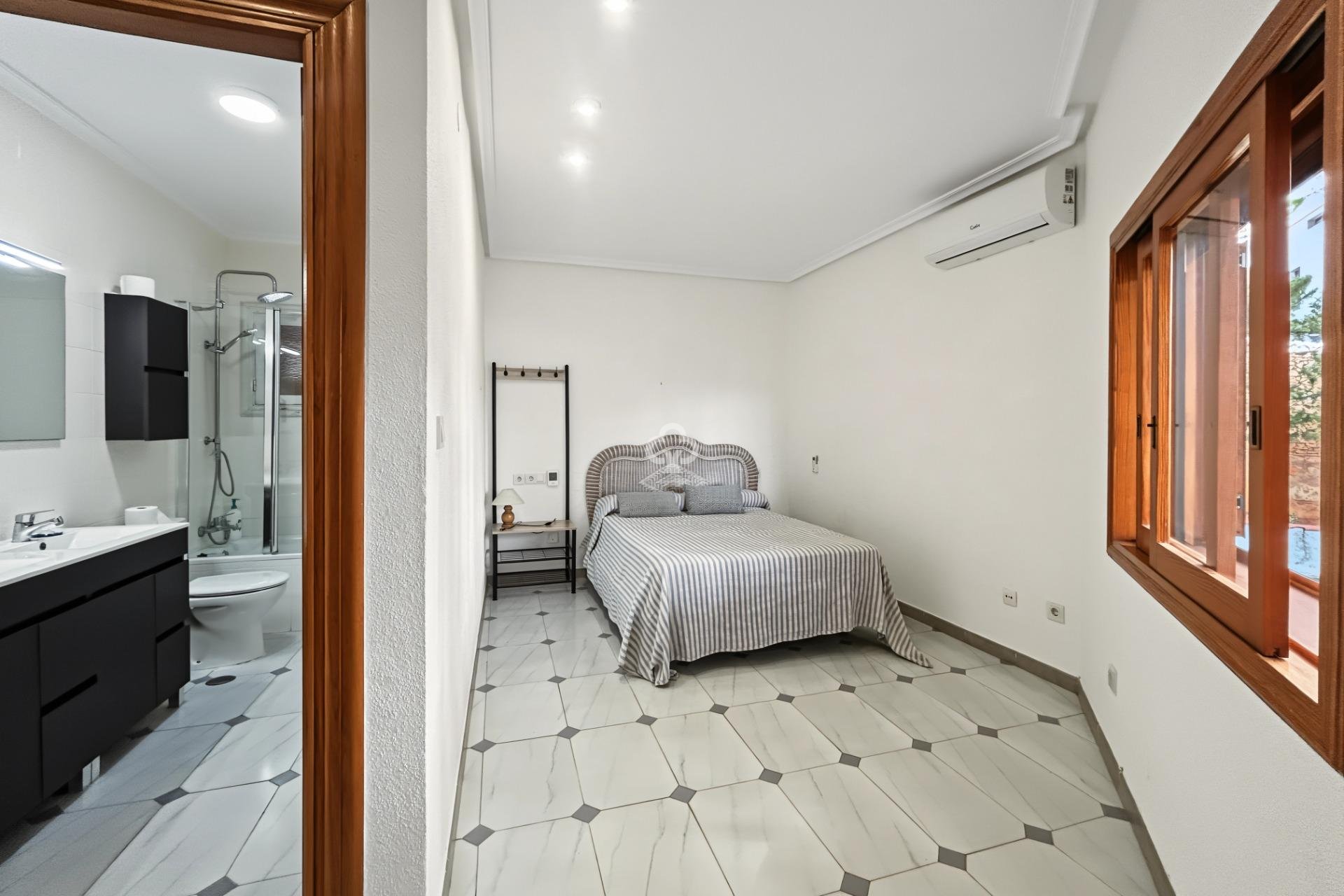 Resale - Villa -
Orihuela Costa - Campoamor