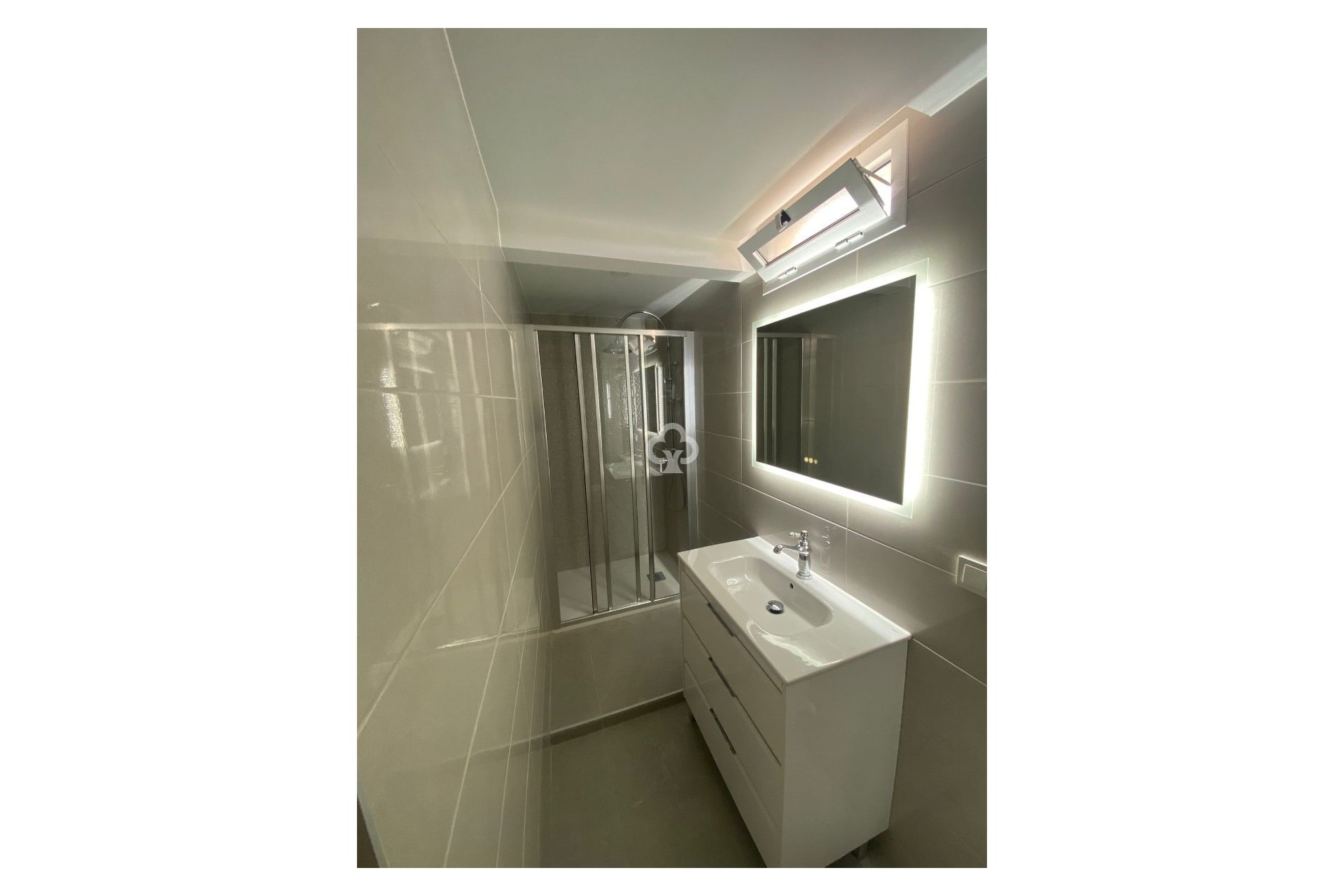 Reventa - Ático -
Torrevieja - 03182, Calle Gumersindo