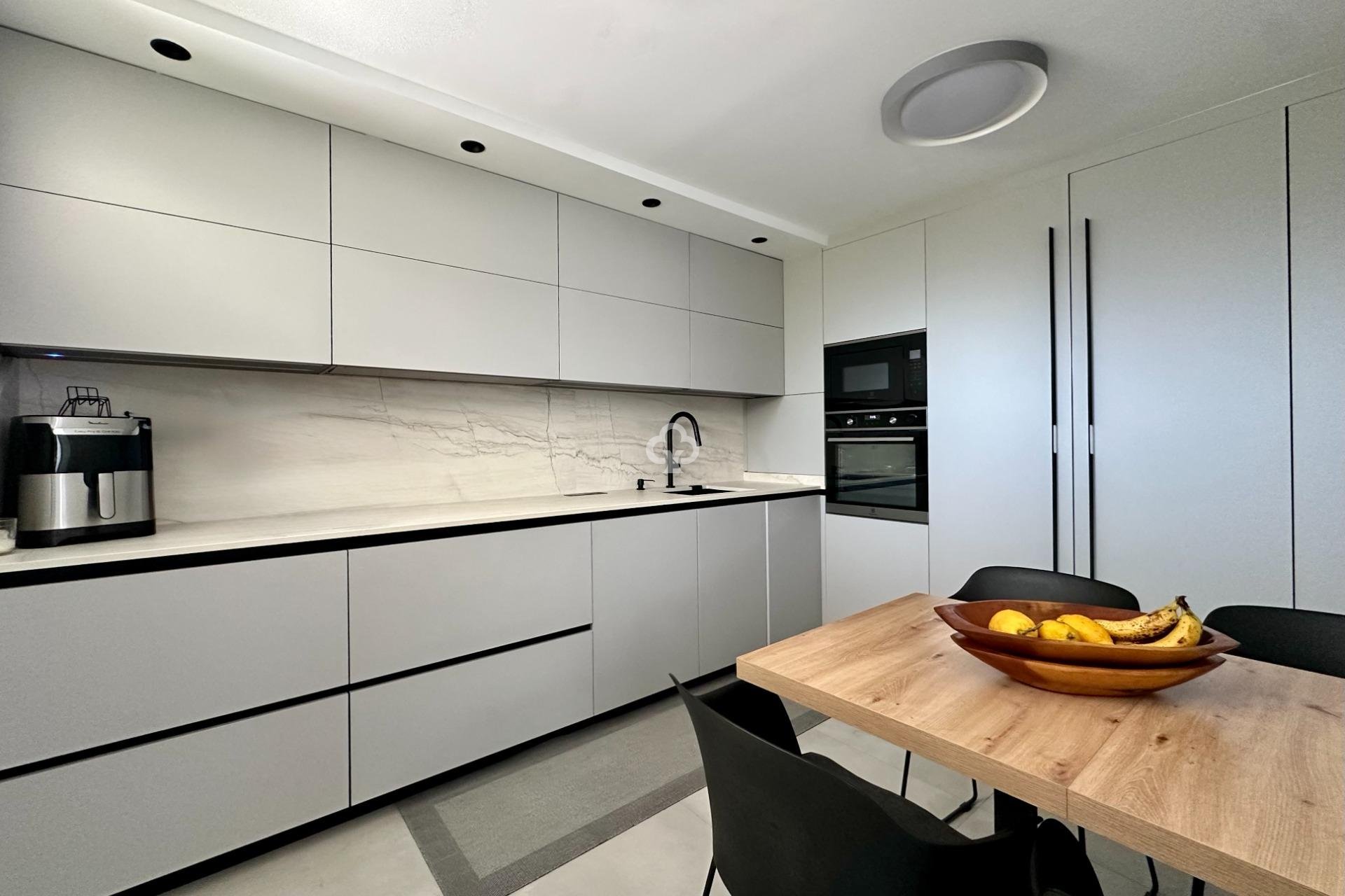 Reventa - Planta baja -
Torremolinos - Playa el bajondillo