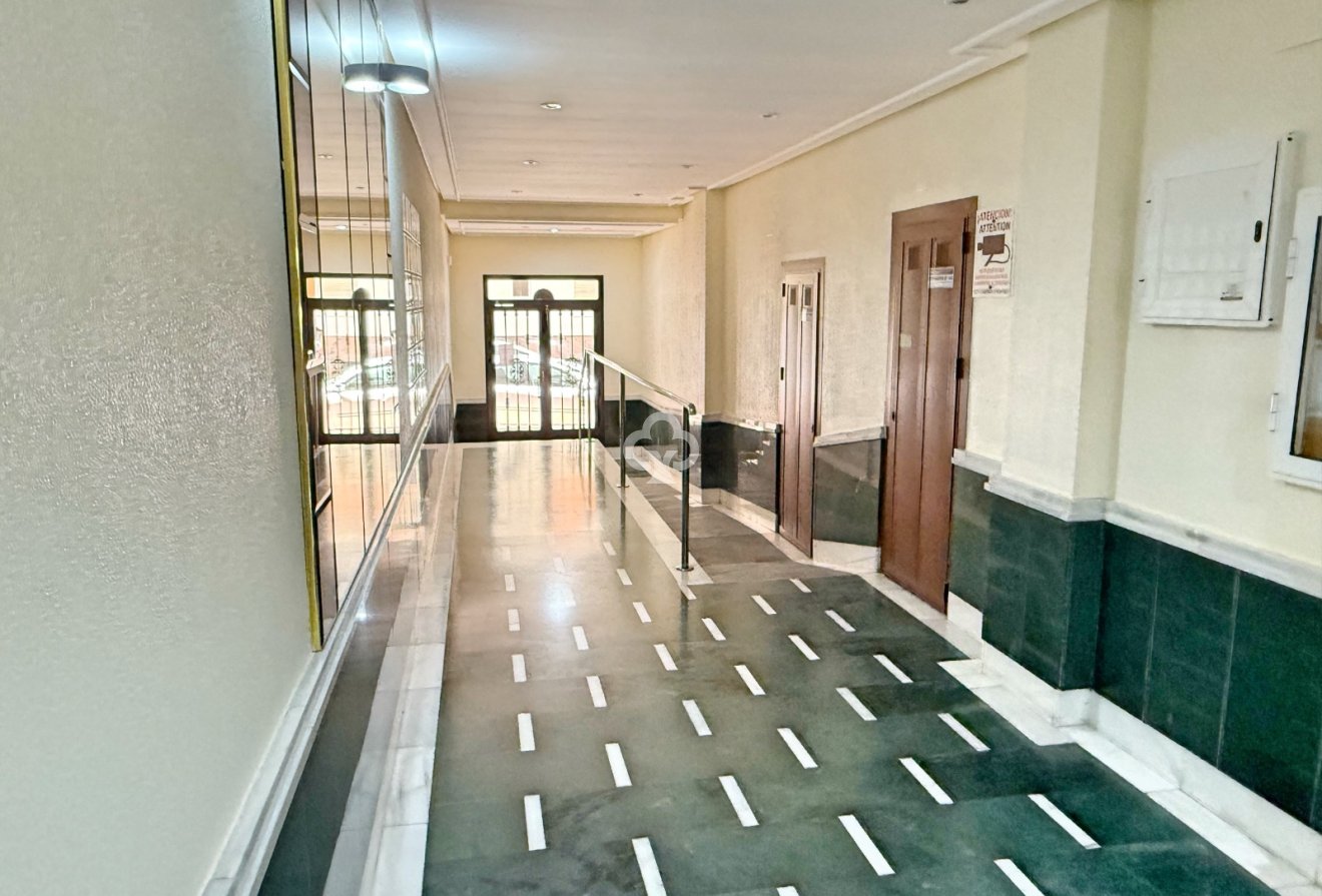 Resale - Apartment / flat -
Torrevieja - Centro