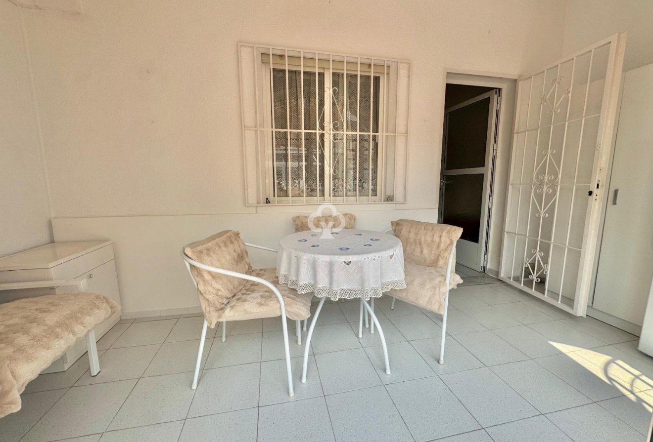 Resale - Bungalow -
Torrevieja - 03184