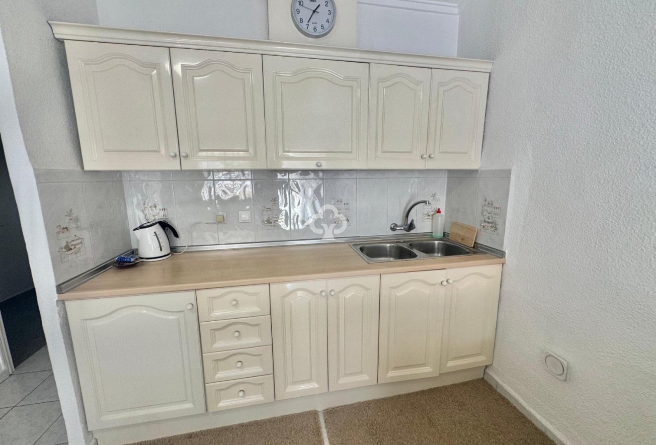 Resale - Bungalow -
Torrevieja - 03184