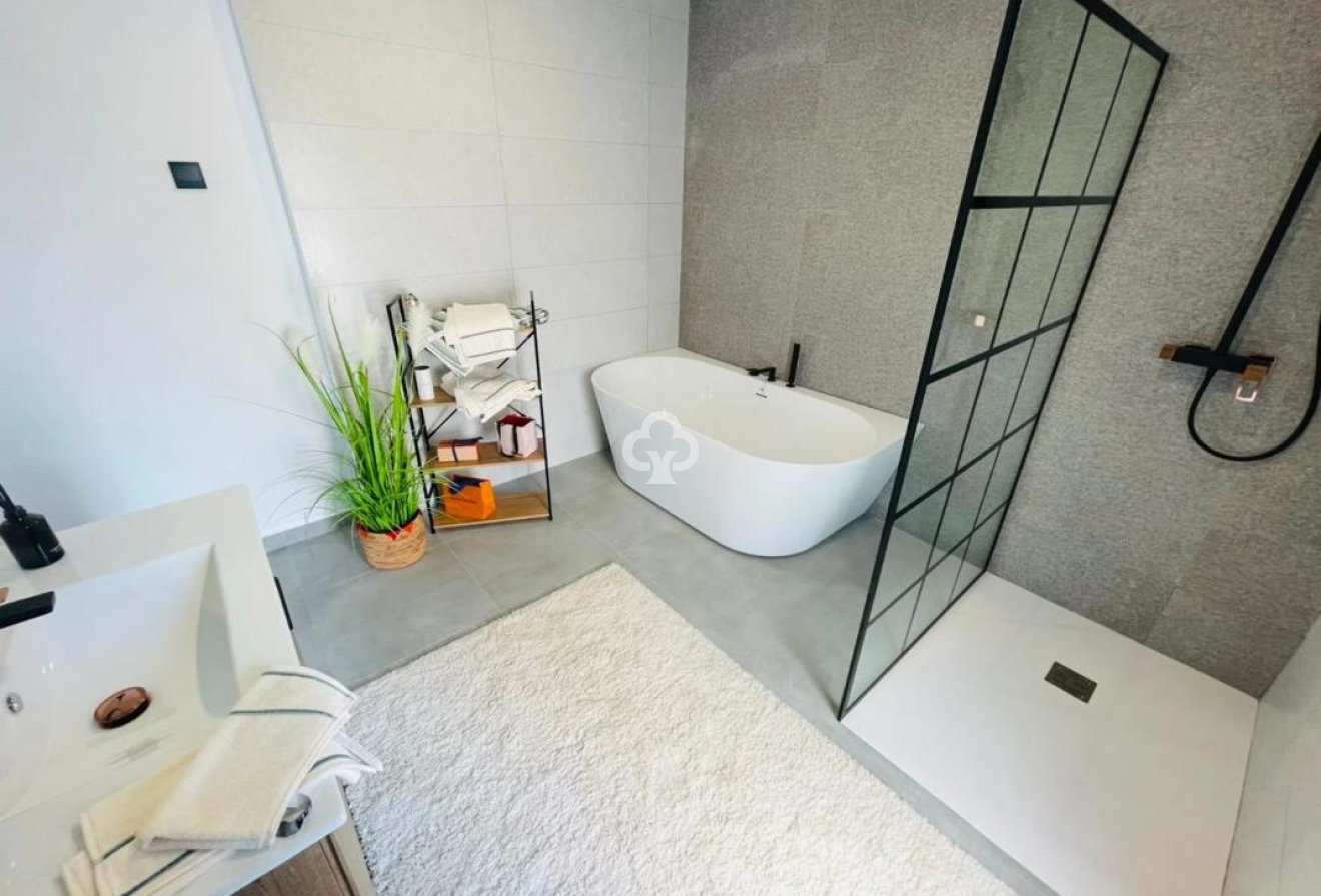 New Build - Chalet independiente -
Torrevieja - Calle Áncora