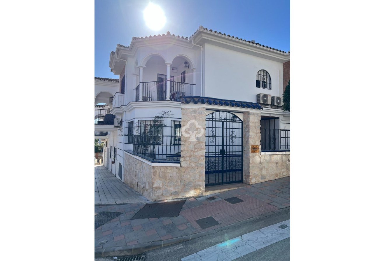 Resale - Chalet -
Fuengirola - Centro