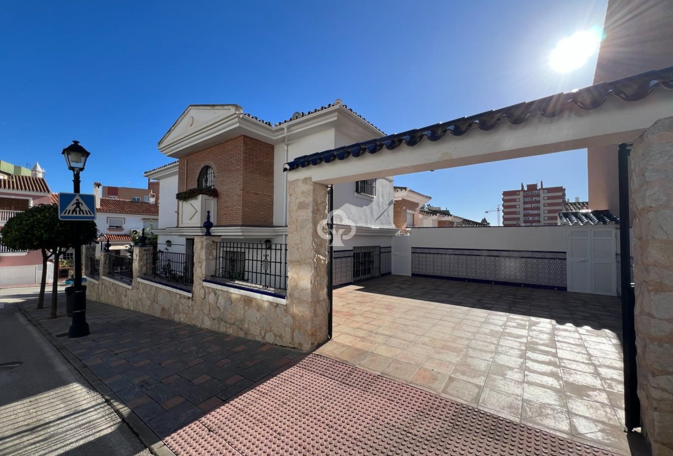 Resale - Chalet -
Fuengirola - Centro