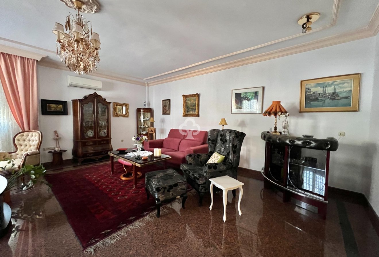 Resale - Chalet -
Fuengirola - Centro