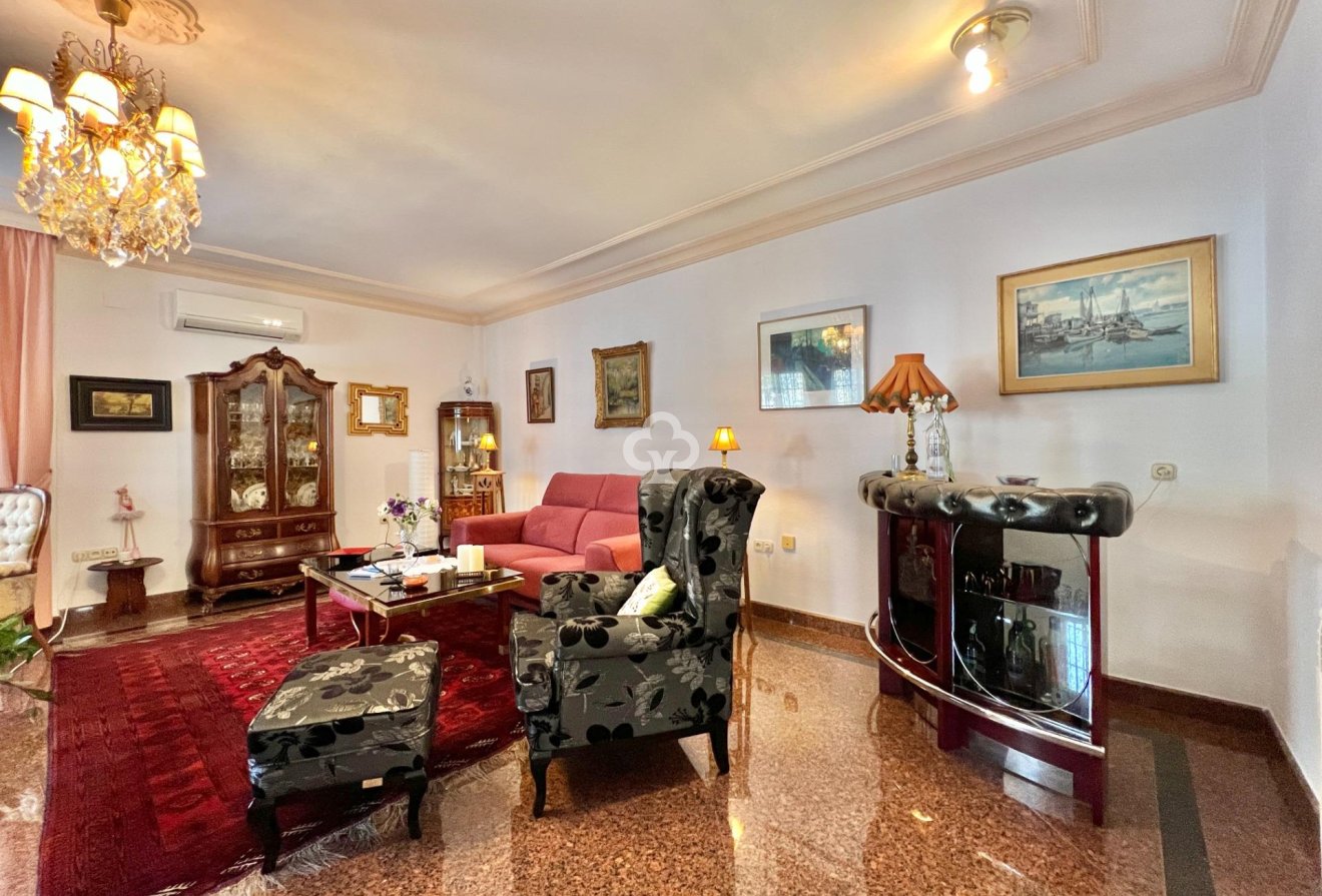 Resale - Chalet -
Fuengirola - Centro