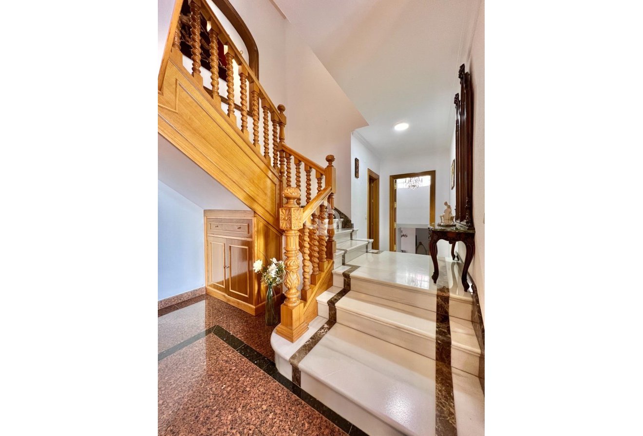 Resale - Chalet -
Fuengirola - Centro