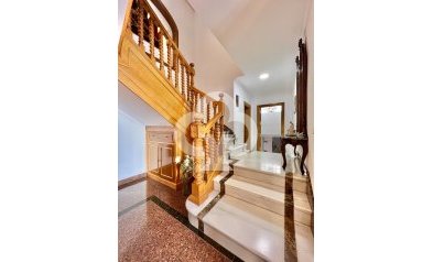 Resale - Chalet -
Fuengirola - Centro