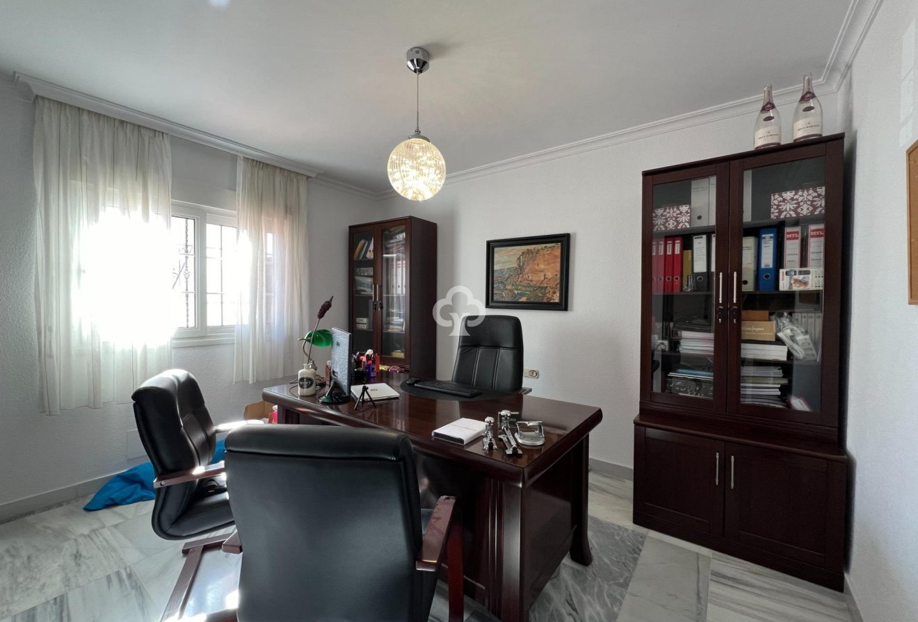 Resale - Chalet -
Fuengirola - Centro