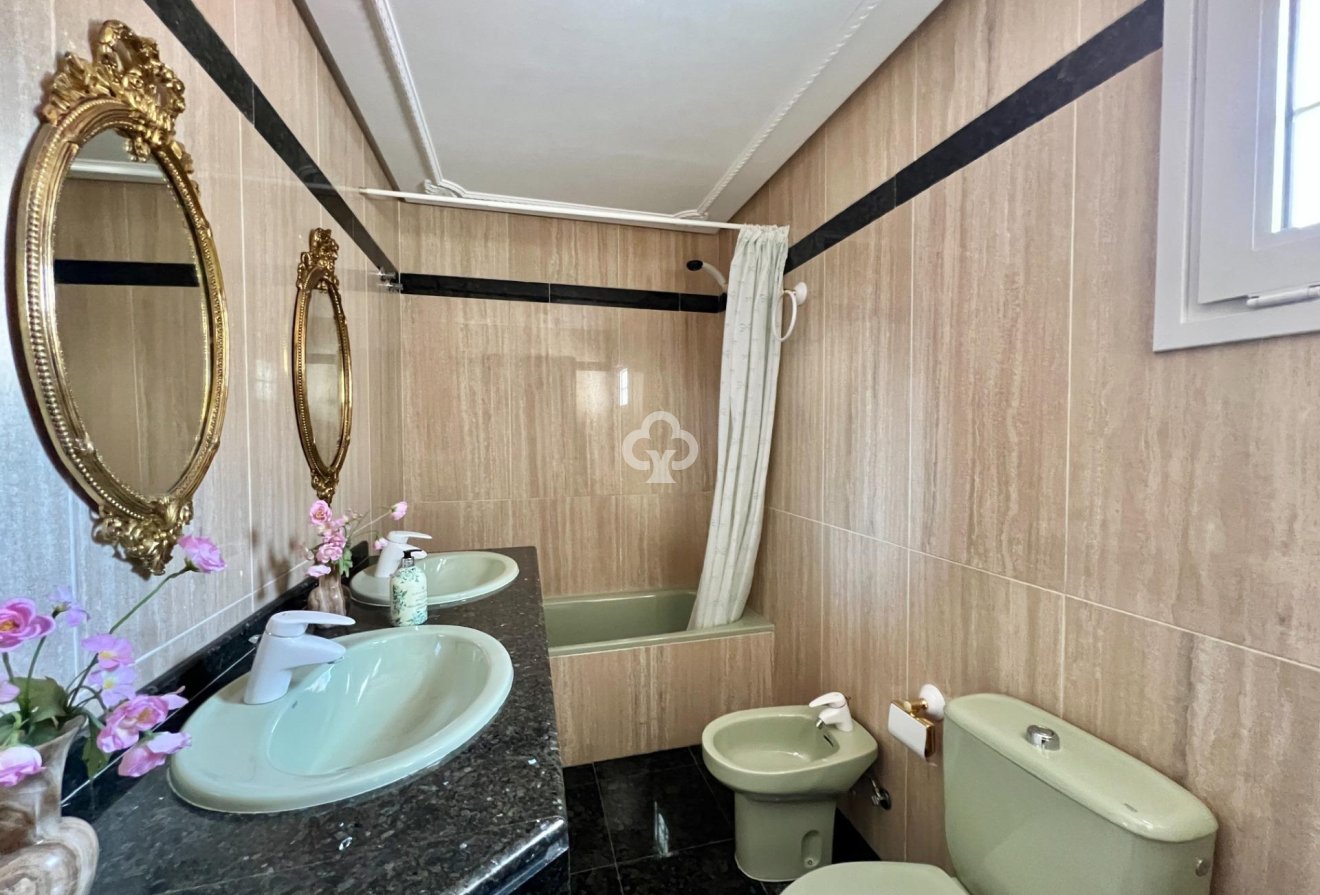 Resale - Chalet -
Fuengirola - Centro