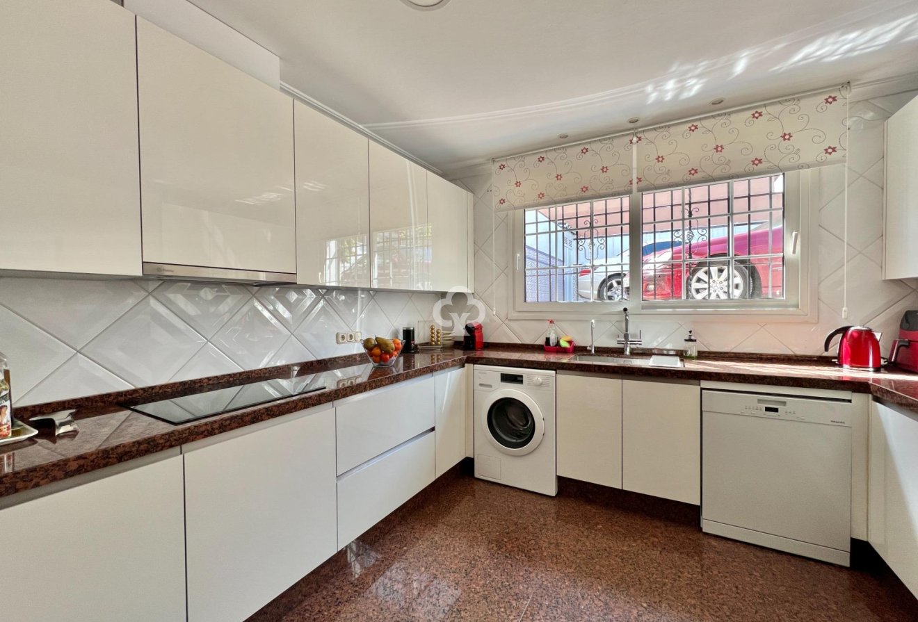 Resale - Chalet -
Fuengirola - Centro