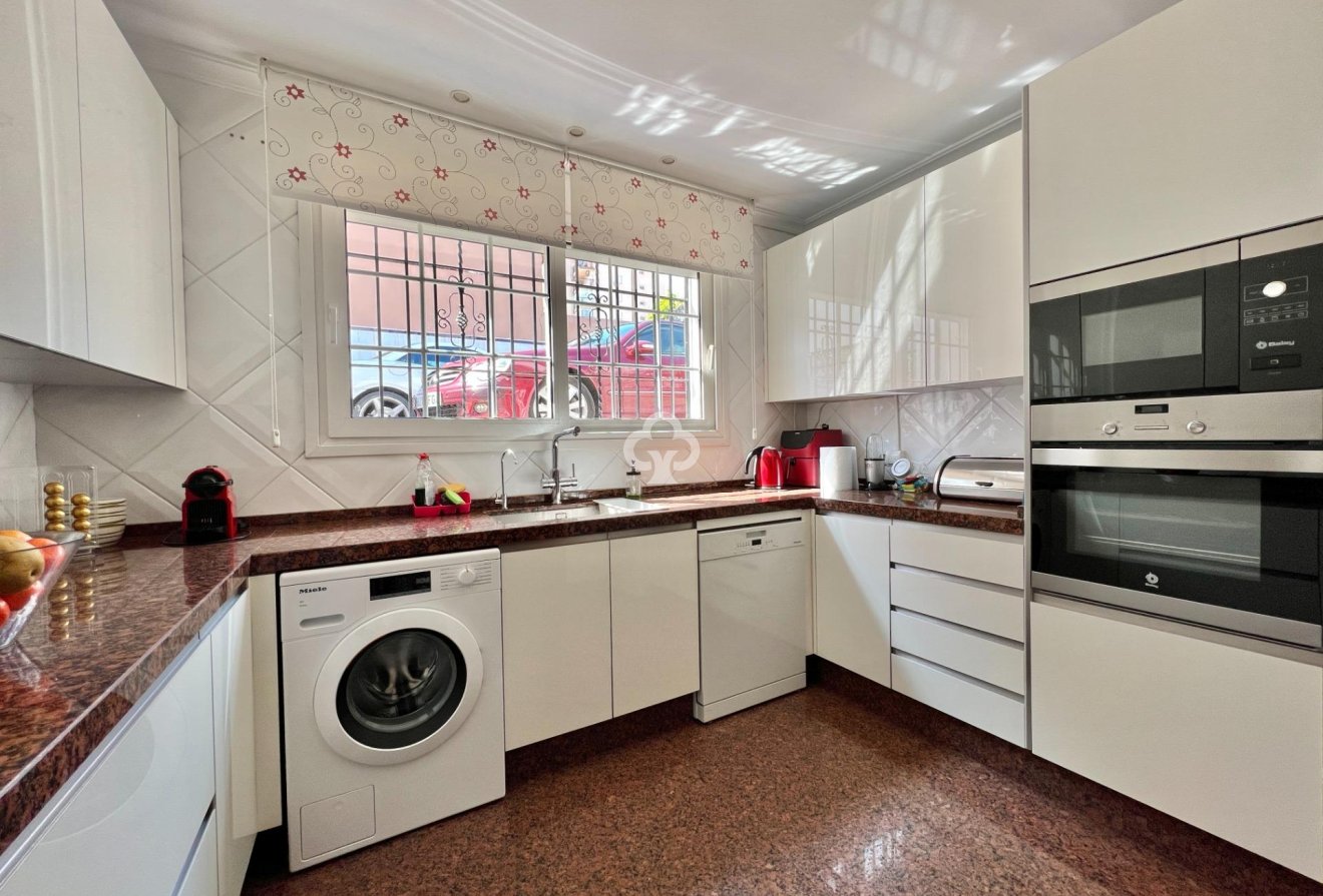 Resale - Chalet -
Fuengirola - Centro