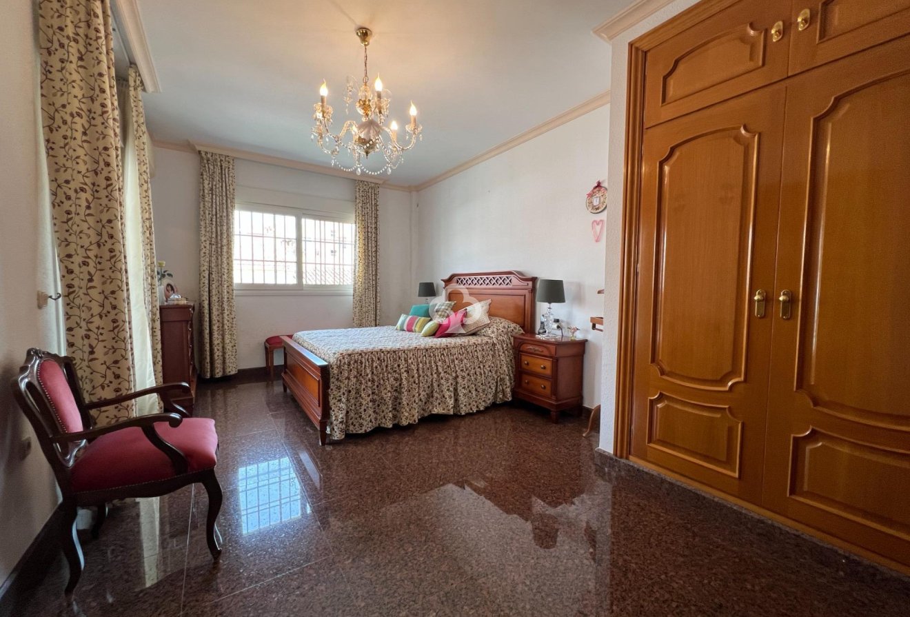 Resale - Chalet -
Fuengirola - Centro