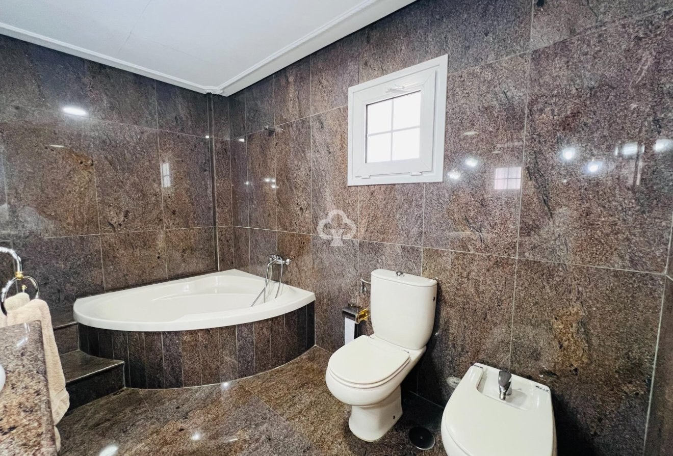 Resale - Chalet -
Fuengirola - Centro