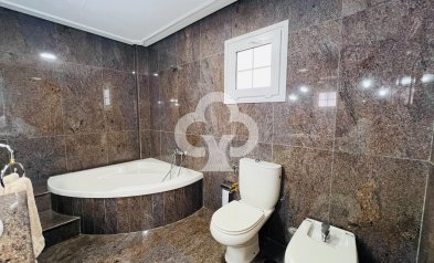 Resale - Chalet -
Fuengirola - Centro