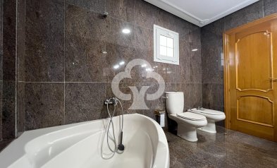 Resale - Chalet -
Fuengirola - Centro