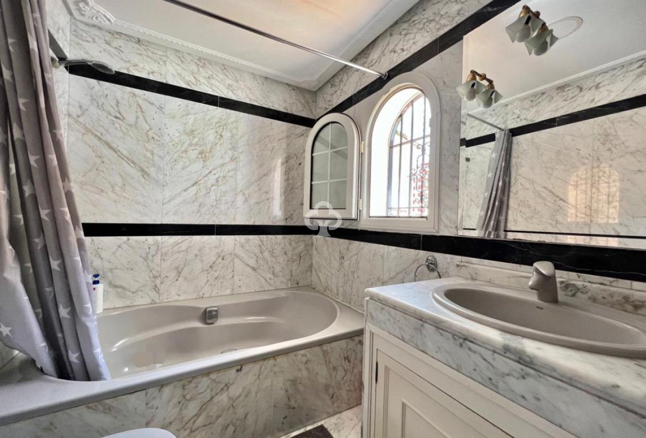 Resale - Chalet -
Fuengirola - Centro