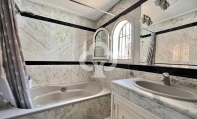 Resale - Chalet -
Fuengirola - Centro