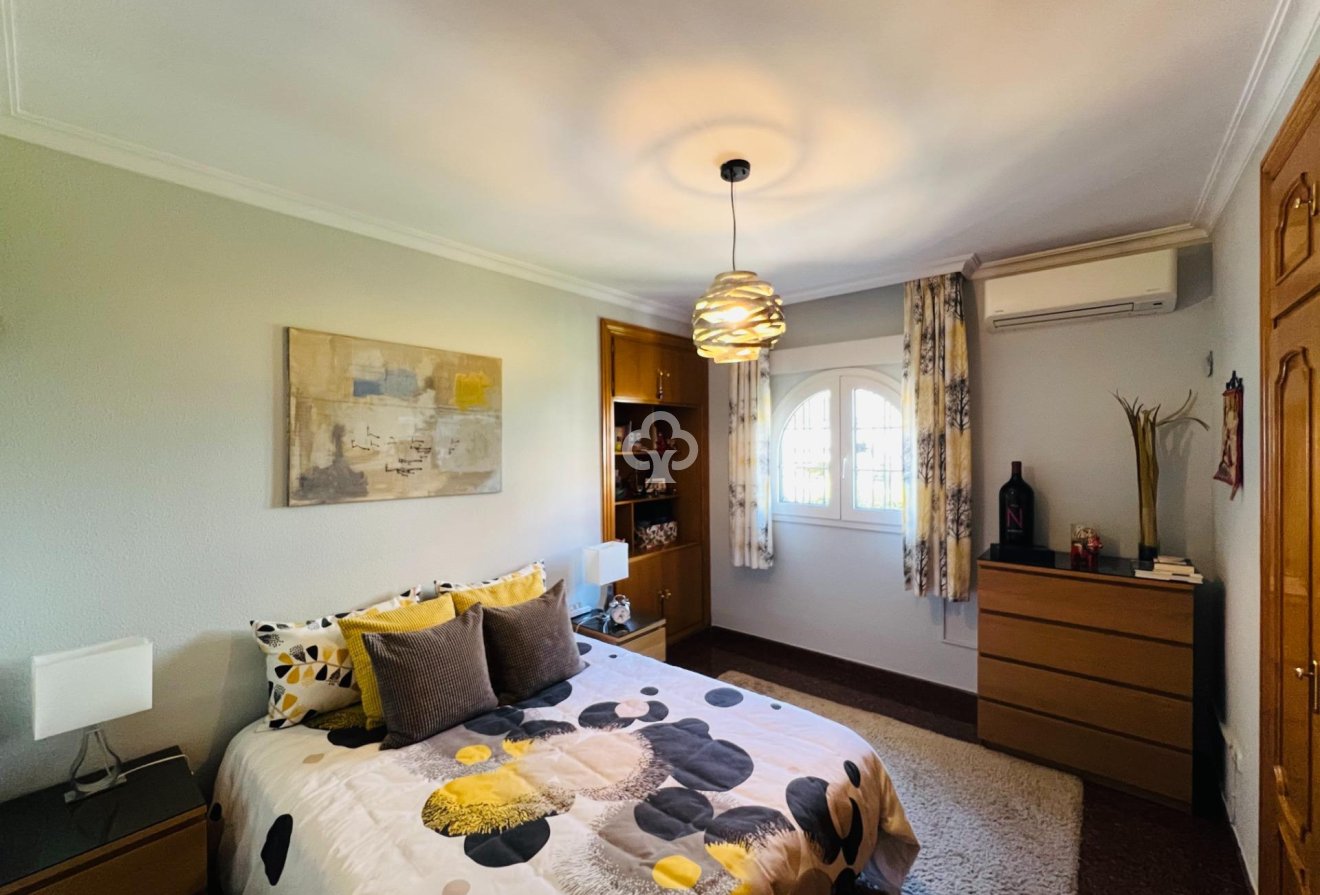 Resale - Chalet -
Fuengirola - Centro