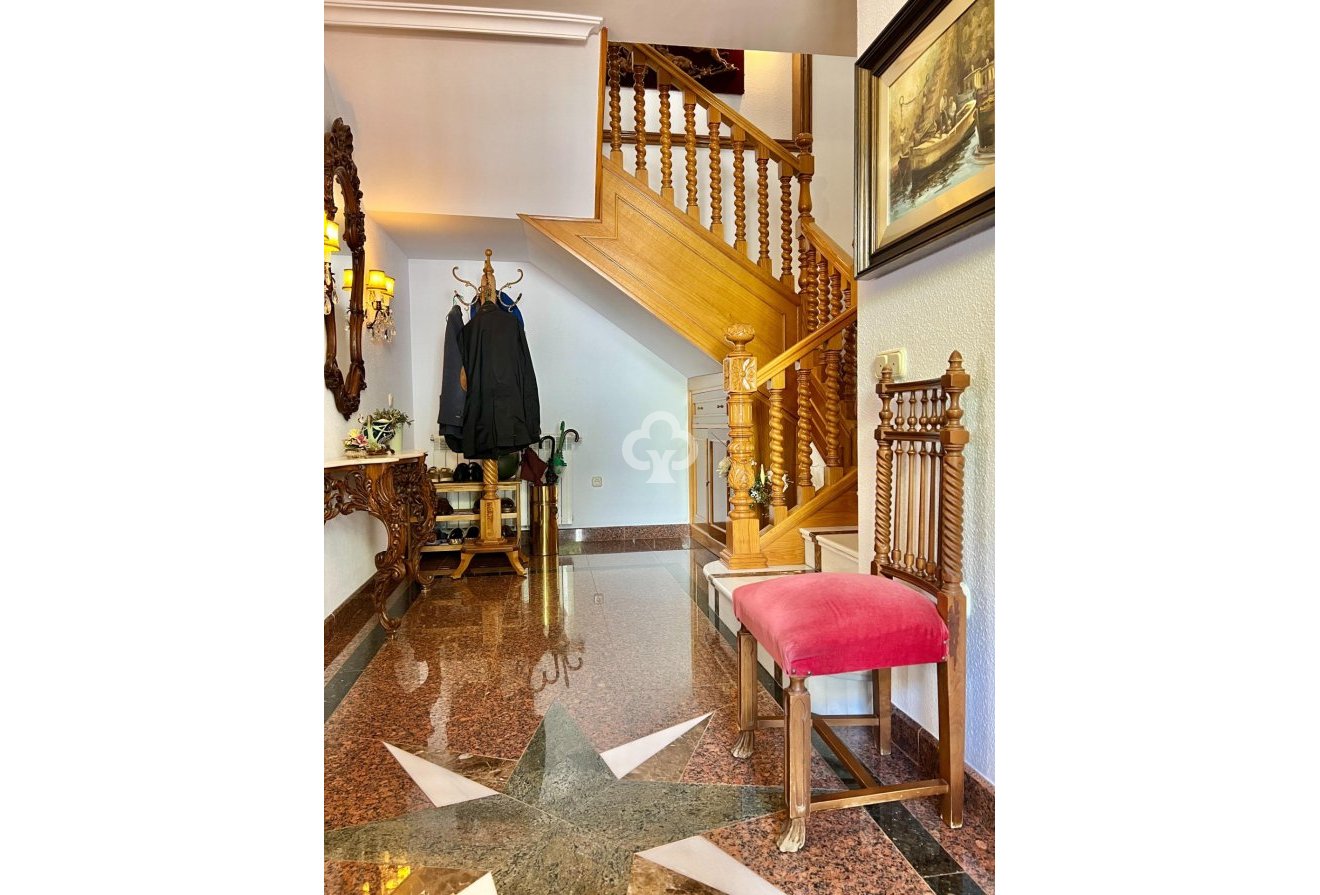 Resale - Chalet -
Fuengirola - Centro