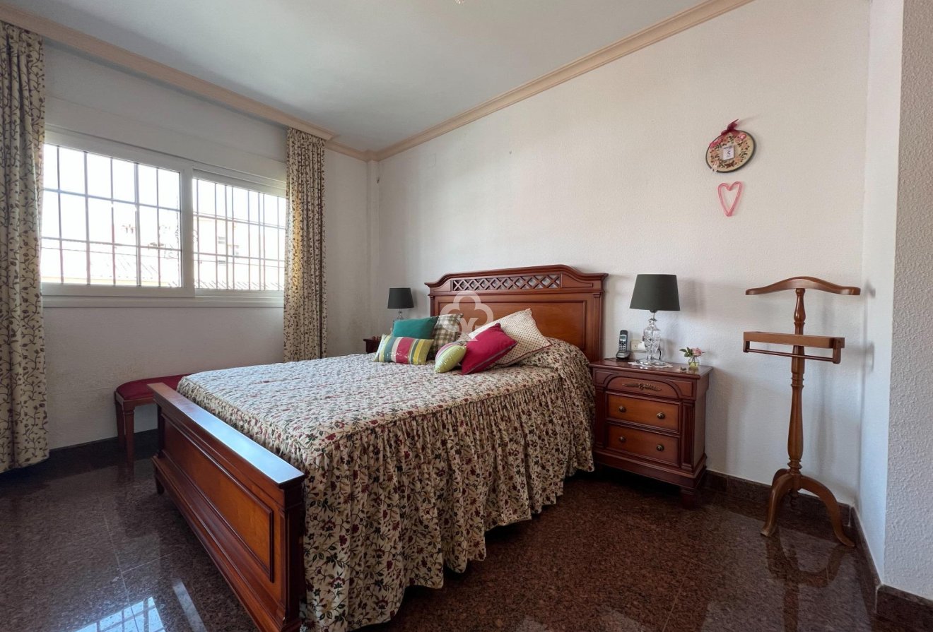 Resale - Chalet -
Fuengirola - Centro