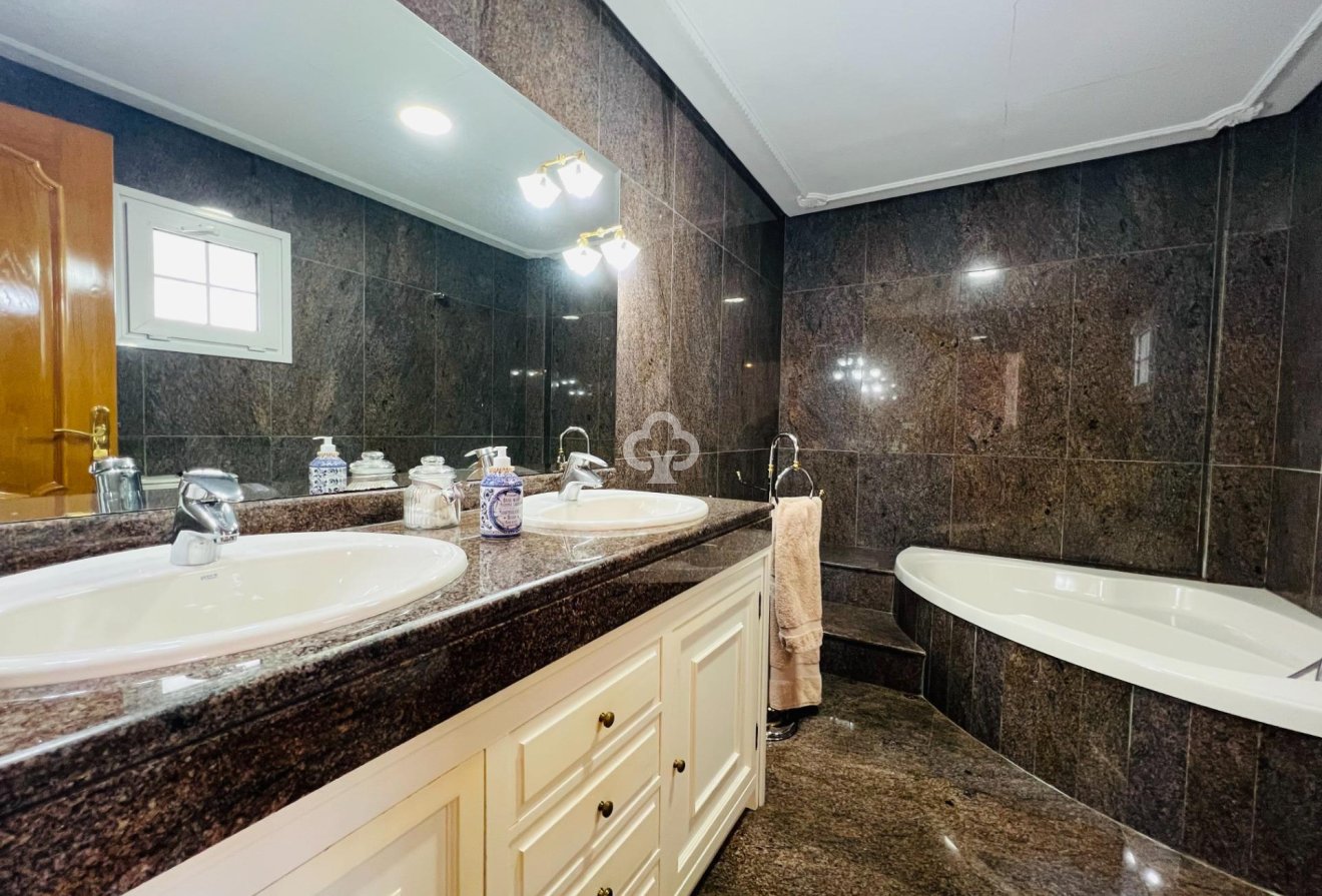 Resale - Chalet -
Fuengirola - Centro