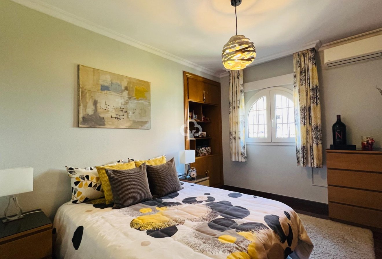 Resale - Chalet -
Fuengirola - Centro