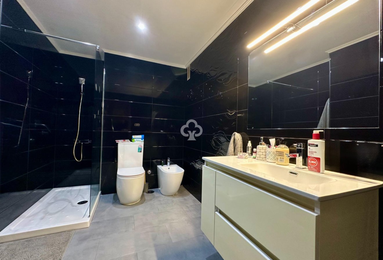 Wiederverkauf - Apartamento -
Torremolinos - Centro